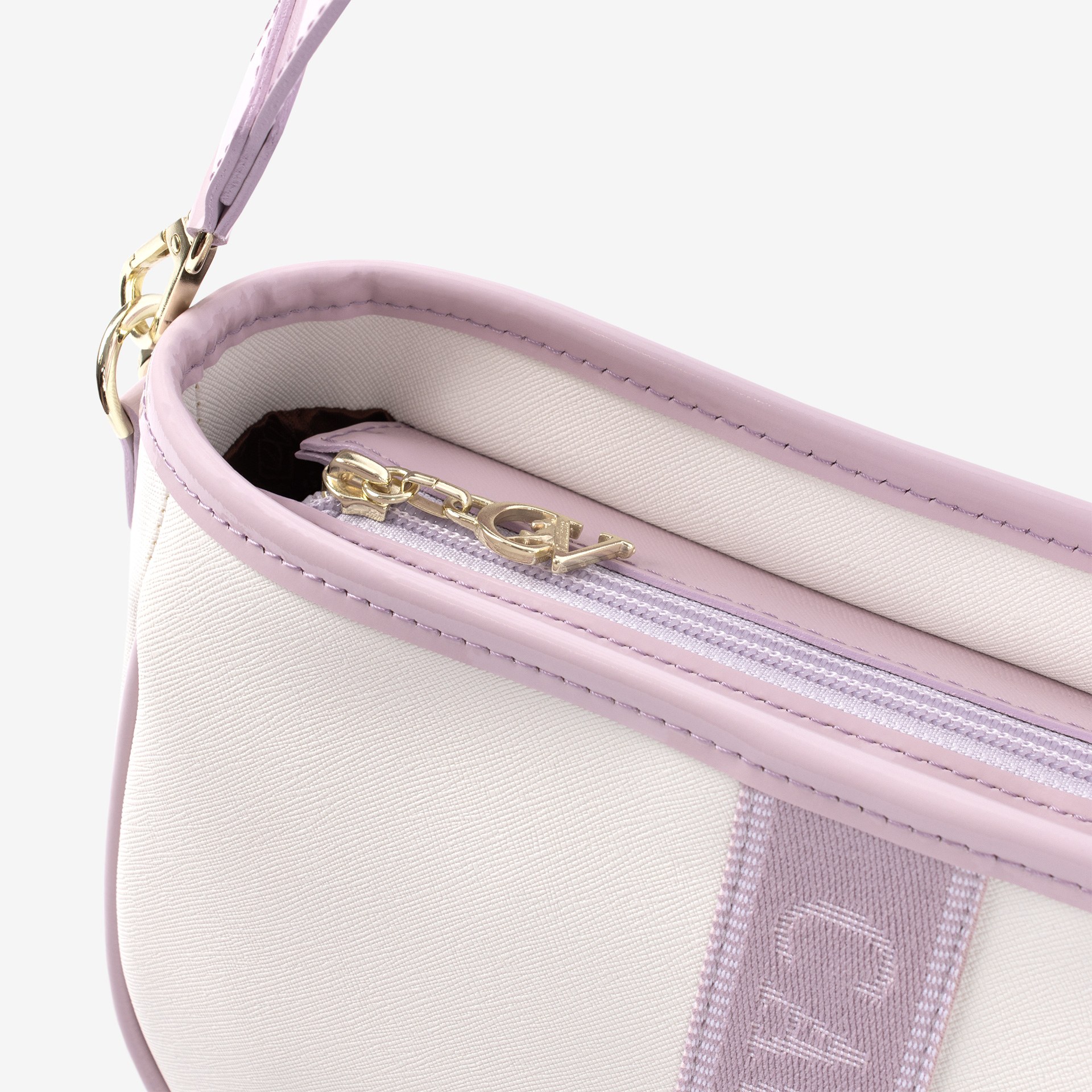 Mala Tiracolo Cavalinho Dear Me Leve tudo o que precisa com esta mala de tiracolo elegante. Organize o essencial e mantenha as mãos livres com conforto e segurança. Ideal para manter os seus essenciais organizados e acessíveis. Este modelo tiracolo é perfeito para passeios e encontros casuais. Desfrute de conforto e estilo em cada saída. Adicione um toque de charme aos seus outfits.