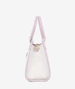 Mala Mão Cavalinho Dear Me Com um formato estruturado é ideal para organizar os seus essenciais com elegância e de forma prática. Esta mala combina design clássico com detalhes contemporâneos sendo o acessório perfeito para realçar qualquer um dos seus looks, do profissional ao casual chique.