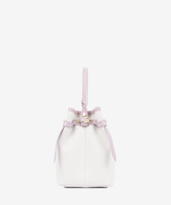 Mala M&atilde;o Cavalinho Dear Me Com um formato estruturado &eacute; ideal para organizar os seus essenciais com eleg&acirc;ncia e de forma pr&aacute;tica. Esta mala combina design cl&aacute;ssico com detalhes contempor&acirc;neos sendo o acess&oacute;rio perfeito para real&ccedil;ar qualquer um dos seus looks, do profissional ao casual chique.