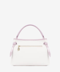 Mala M&atilde;o Cavalinho Dear Me Com um formato estruturado &eacute; ideal para organizar os seus essenciais com eleg&acirc;ncia e de forma pr&aacute;tica. Esta mala combina design cl&aacute;ssico com detalhes contempor&acirc;neos sendo o acess&oacute;rio perfeito para real&ccedil;ar qualquer um dos seus looks, do profissional ao casual chique.