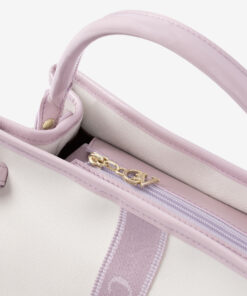 Mala M&atilde;o Cavalinho Dear Me Com um formato estruturado &eacute; ideal para organizar os seus essenciais com eleg&acirc;ncia e de forma pr&aacute;tica. Esta mala combina design cl&aacute;ssico com detalhes contempor&acirc;neos sendo o acess&oacute;rio perfeito para real&ccedil;ar qualquer um dos seus looks, do profissional ao casual chique.