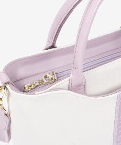 Mala Mão Cavalinho Dear Me Esta mala é a combinação perfeita de estilo, espaço e organização. Sinta a confiança de ter a peça ideal para a acompanhar em todas as ocasiões. Esta tote bag permite que transite sem esforço do look de trabalho para o happy hour, mantendo sempre a máxima elegância e funcionalidade.