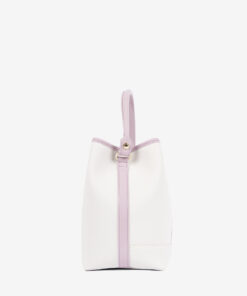 Mala Mão Cavalinho Dear Me Descubra a mala de mão tipo saco Cavalinho que simplifica o seu dia. Carregue tudo o que precisa com espaço e estilo, mantendo o fácil acesso aos seus pertences.