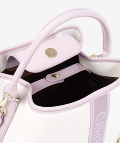 Mala Mão Cavalinho Dear Me Descubra a mala de mão tipo saco Cavalinho que simplifica o seu dia. Carregue tudo o que precisa com espaço e estilo, mantendo o fácil acesso aos seus pertences.