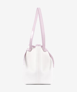 Mala Ombro Cavalinho Dear Me Com um formato estruturado é ideal para organizar os seus essenciais com elegância e de forma prática. Esta mala combina design clássico com detalhes contemporâneos sendo o acessório perfeito para realçar qualquer um dos seus looks, do profissional ao casual chique.