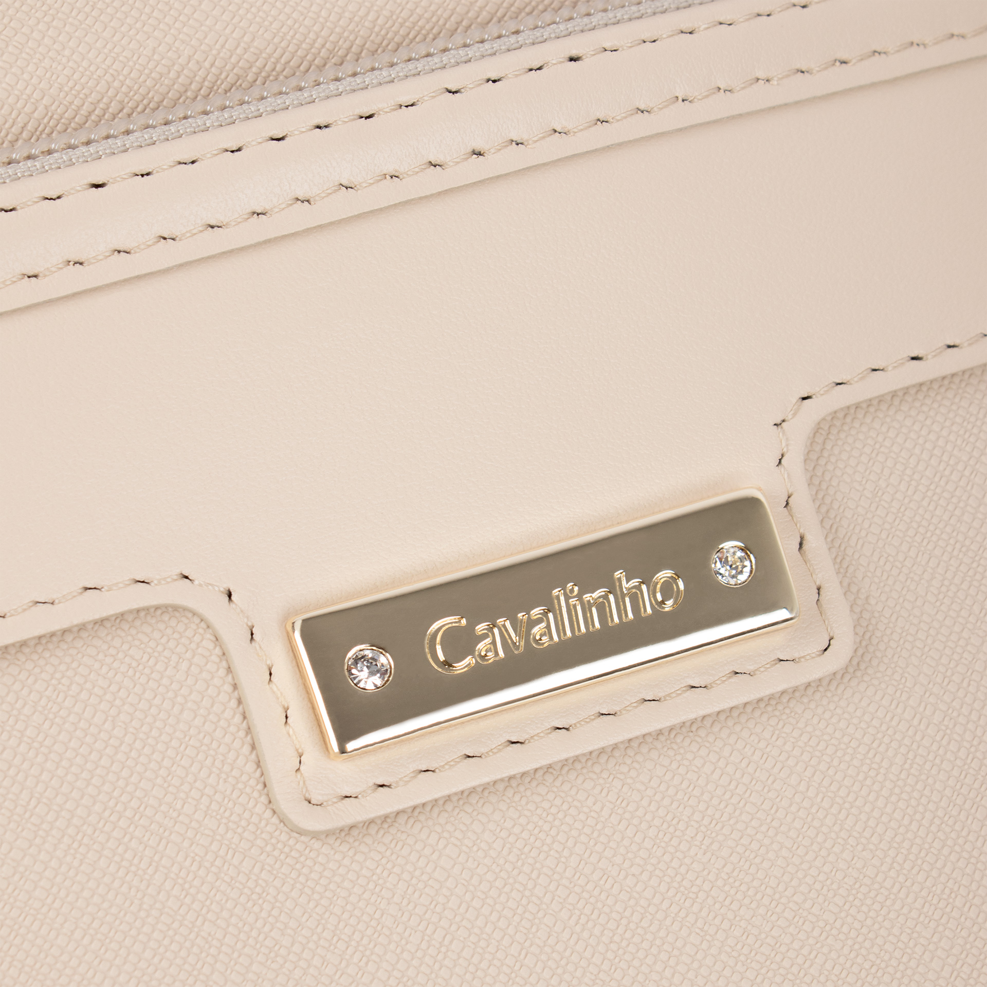 Mala Tiracolo Cavalinho La Vie Leve tudo o que precisa com esta mala de tiracolo elegante. Organize o essencial e mantenha as mãos livres com conforto e segurança. Ideal para manter os seus essenciais organizados e acessíveis. Este modelo tiracolo é perfeito para passeios e encontros casuais. Desfrute de conforto e estilo em cada saída. Adicione um toque de charme aos seus outfits.