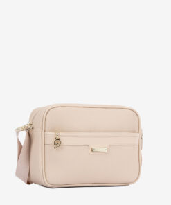 Mala Tiracolo Cavalinho La Vie Leve tudo o que precisa com esta mala de tiracolo elegante. Organize o essencial e mantenha as mãos livres com conforto e segurança. Ideal para manter os seus essenciais organizados e acessíveis. Este modelo tiracolo é perfeito para passeios e encontros casuais. Desfrute de conforto e estilo em cada saída. Adicione um toque de charme aos seus outfits.