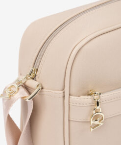 Mala Tiracolo Cavalinho La Vie Leve tudo o que precisa com esta mala de tiracolo elegante. Organize o essencial e mantenha as mãos livres com conforto e segurança. Ideal para manter os seus essenciais organizados e acessíveis. Este modelo tiracolo é perfeito para passeios e encontros casuais. Desfrute de conforto e estilo em cada saída. Adicione um toque de charme aos seus outfits.