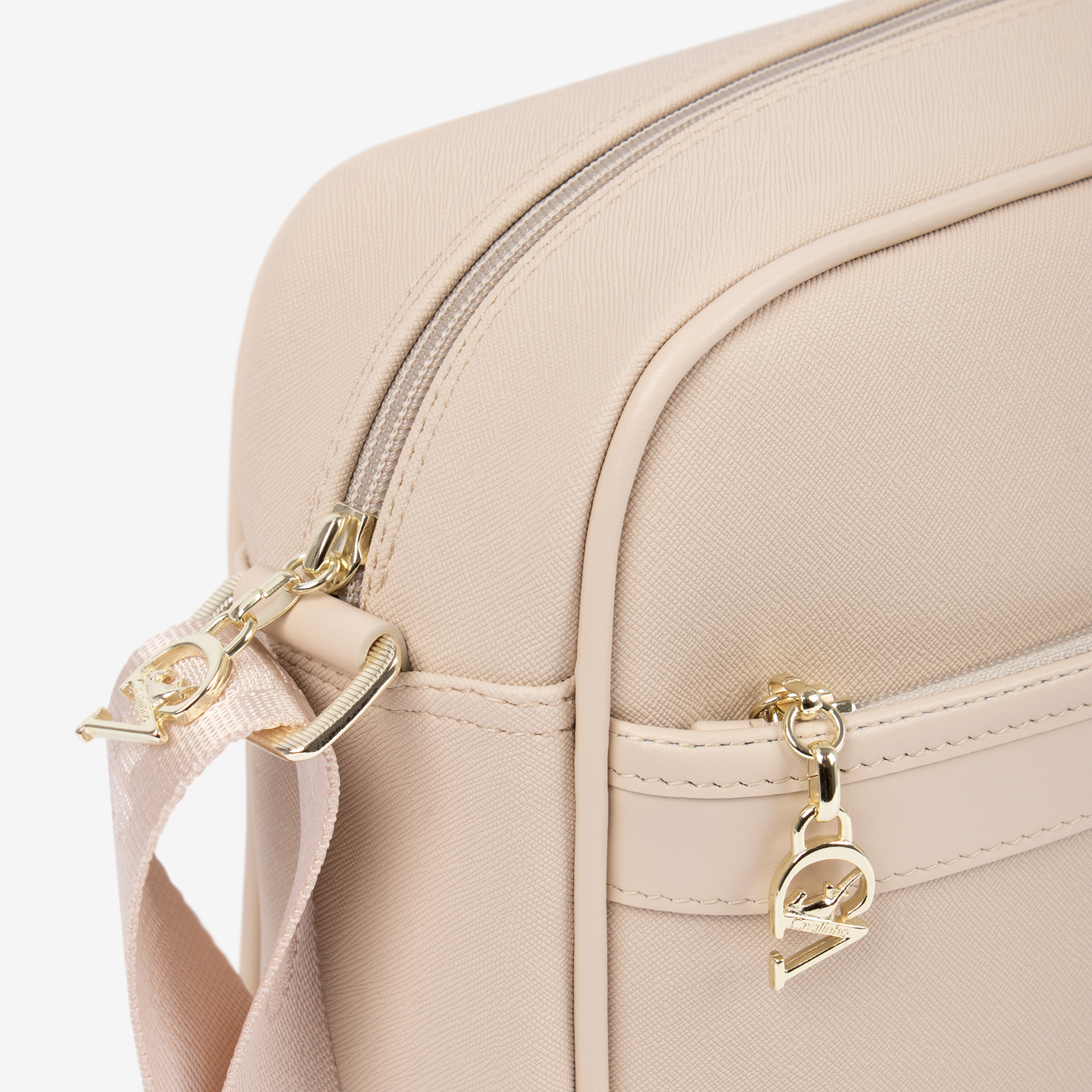 Mala Tiracolo Cavalinho La Vie Leve tudo o que precisa com esta mala de tiracolo elegante. Organize o essencial e mantenha as mãos livres com conforto e segurança. Ideal para manter os seus essenciais organizados e acessíveis. Este modelo tiracolo é perfeito para passeios e encontros casuais. Desfrute de conforto e estilo em cada saída. Adicione um toque de charme aos seus outfits.