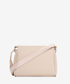 Mala Tiracolo Cavalinho La Vie Leve tudo o que precisa com esta mala de tiracolo elegante. Organize o essencial e mantenha as mãos livres com conforto e segurança. Ideal para manter os seus essenciais organizados e acessíveis. Este modelo tiracolo é perfeito para passeios e encontros casuais. Desfrute de conforto e estilo em cada saída. Adicione um toque de charme aos seus outfits.