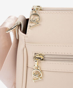 Mala Tiracolo Cavalinho La Vie Leve tudo o que precisa com esta mala de tiracolo elegante. Organize o essencial e mantenha as mãos livres com conforto e segurança. Ideal para manter os seus essenciais organizados e acessíveis. Este modelo tiracolo é perfeito para passeios e encontros casuais. Desfrute de conforto e estilo em cada saída. Adicione um toque de charme aos seus outfits.