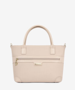 Mala Mão Cavalinho La Vie Esta mala é a combinação perfeita de estilo, espaço e organização. Sinta a confiança de ter a peça ideal para a acompanhar em todas as ocasiões. Esta tote bag permite que transite sem esforço do look de trabalho para o happy hour, mantendo sempre a máxima elegância e funcionalidade.