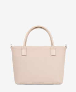 Mala Mão Cavalinho La Vie Esta mala é a combinação perfeita de estilo, espaço e organização. Sinta a confiança de ter a peça ideal para a acompanhar em todas as ocasiões. Esta tote bag permite que transite sem esforço do look de trabalho para o happy hour, mantendo sempre a máxima elegância e funcionalidade.