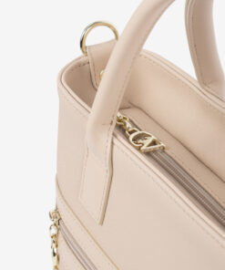 Mala Mão Cavalinho La Vie Esta mala é a combinação perfeita de estilo, espaço e organização. Sinta a confiança de ter a peça ideal para a acompanhar em todas as ocasiões. Esta tote bag permite que transite sem esforço do look de trabalho para o happy hour, mantendo sempre a máxima elegância e funcionalidade.