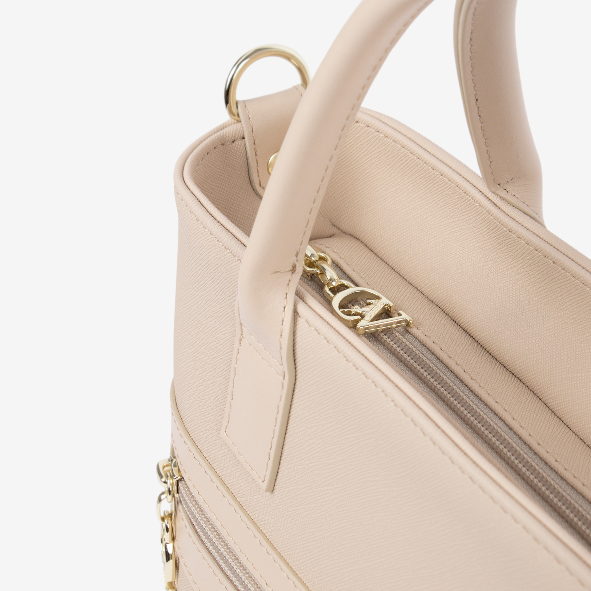 Mala Mão Cavalinho La Vie Esta mala é a combinação perfeita de estilo, espaço e organização. Sinta a confiança de ter a peça ideal para a acompanhar em todas as ocasiões. Esta tote bag permite que transite sem esforço do look de trabalho para o happy hour, mantendo sempre a máxima elegância e funcionalidade.