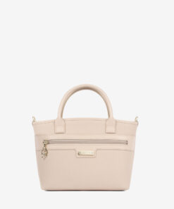 Mala Mão Cavalinho La Vie A Mini Mala Cavalinho é a sua aliada para aqueles dias em que precisa de levar apenas o essencial, mas com muito estilo. Compacta, leve e incrivelmente prática. Este modelo é a solução ideal para quem procura um acessório funcional e cheio de personalidade.