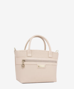 Mala Mão Cavalinho La Vie A Mini Mala Cavalinho é a sua aliada para aqueles dias em que precisa de levar apenas o essencial, mas com muito estilo. Compacta, leve e incrivelmente prática. Este modelo é a solução ideal para quem procura um acessório funcional e cheio de personalidade.