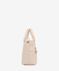 Mala Mão Cavalinho La Vie A Mini Mala Cavalinho é a sua aliada para aqueles dias em que precisa de levar apenas o essencial, mas com muito estilo. Compacta, leve e incrivelmente prática. Este modelo é a solução ideal para quem procura um acessório funcional e cheio de personalidade.