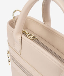 Mala Mão Cavalinho La Vie A Mini Mala Cavalinho é a sua aliada para aqueles dias em que precisa de levar apenas o essencial, mas com muito estilo. Compacta, leve e incrivelmente prática. Este modelo é a solução ideal para quem procura um acessório funcional e cheio de personalidade.