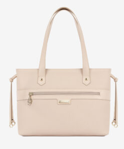 Mala Ombro Cavalinho La Vie Esta mala de ombro é o acessório ideal para a mulher que busca combinar elegância intemporal com uma funcionalidade superior. Perfeita para o ambiente de trabalho, eventos sociais ou para o dia a dia. Desenhada para otimizar a sua organização e facilitar o acesso aos seus pertences.