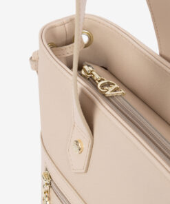 Mala Ombro Cavalinho La Vie Esta mala de ombro é o acessório ideal para a mulher que busca combinar elegância intemporal com uma funcionalidade superior. Perfeita para o ambiente de trabalho, eventos sociais ou para o dia a dia. Desenhada para otimizar a sua organização e facilitar o acesso aos seus pertences.