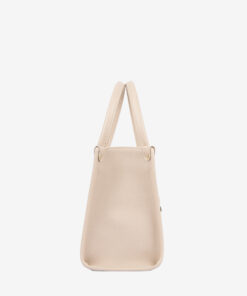 Mala Mão Cavalinho La Vie Com um formato estruturado é ideal para organizar os seus essenciais com elegância e de forma prática. Esta mala combina design clássico com detalhes contemporâneos sendo o acessório perfeito para realçar qualquer um dos seus looks, do profissional ao casual chique.