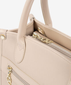 Mala Mão Cavalinho La Vie Com um formato estruturado é ideal para organizar os seus essenciais com elegância e de forma prática. Esta mala combina design clássico com detalhes contemporâneos sendo o acessório perfeito para realçar qualquer um dos seus looks, do profissional ao casual chique.