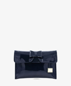 Pochete Cavalinho All In Pochete para dia e para a noite. Eleve seu visual com a clutch Cavalinho em verniz. Combine o charme do laço frontal com a liberdade de mãos livres em eventos ou no dia a dia. Este acessório versátil organiza seus itens essenciais com segurança e garante um toque de sofisticação moderna a qualquer look.