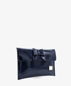 Pochete Cavalinho All In Pochete para dia e para a noite. Eleve seu visual com a clutch Cavalinho em verniz. Combine o charme do laço frontal com a liberdade de mãos livres em eventos ou no dia a dia. Este acessório versátil organiza seus itens essenciais com segurança e garante um toque de sofisticação moderna a qualquer look.