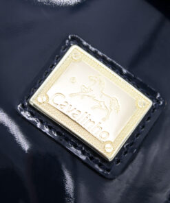 Pochete Cavalinho All In Pochete para dia e para a noite. Eleve seu visual com a clutch Cavalinho em verniz. Combine o charme do laço frontal com a liberdade de mãos livres em eventos ou no dia a dia. Este acessório versátil organiza seus itens essenciais com segurança e garante um toque de sofisticação moderna a qualquer look.