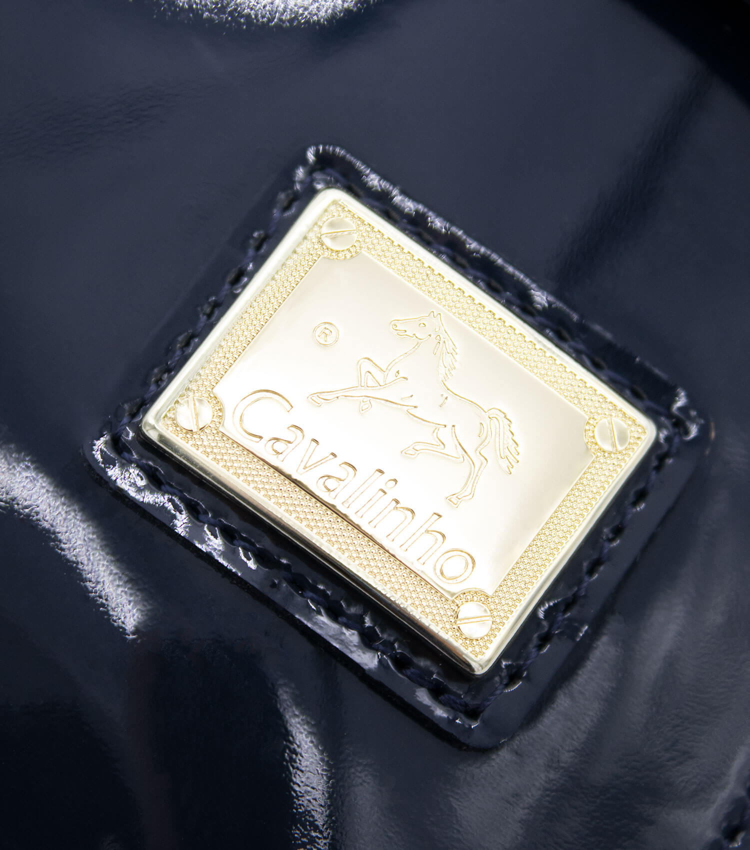 Pochete Cavalinho All In Pochete para dia e para a noite. Eleve seu visual com a clutch Cavalinho em verniz. Combine o charme do laço frontal com a liberdade de mãos livres em eventos ou no dia a dia. Este acessório versátil organiza seus itens essenciais com segurança e garante um toque de sofisticação moderna a qualquer look.