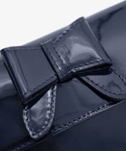 Pochete Cavalinho All In Pochete para dia e para a noite. Eleve seu visual com a clutch Cavalinho em verniz. Combine o charme do laço frontal com a liberdade de mãos livres em eventos ou no dia a dia. Este acessório versátil organiza seus itens essenciais com segurança e garante um toque de sofisticação moderna a qualquer look.