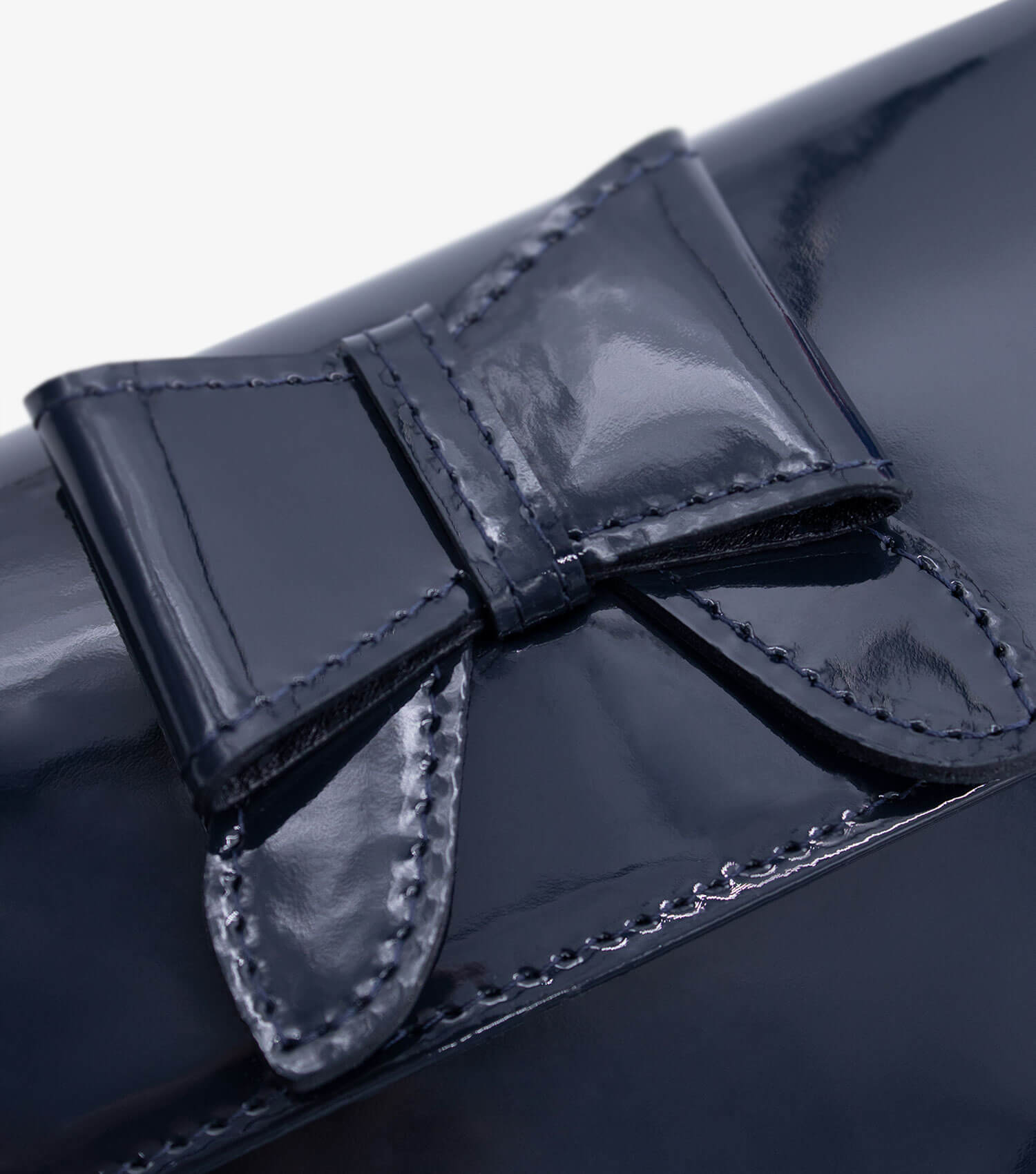 Pochete Cavalinho All In Pochete para dia e para a noite. Eleve seu visual com a clutch Cavalinho em verniz. Combine o charme do laço frontal com a liberdade de mãos livres em eventos ou no dia a dia. Este acessório versátil organiza seus itens essenciais com segurança e garante um toque de sofisticação moderna a qualquer look.