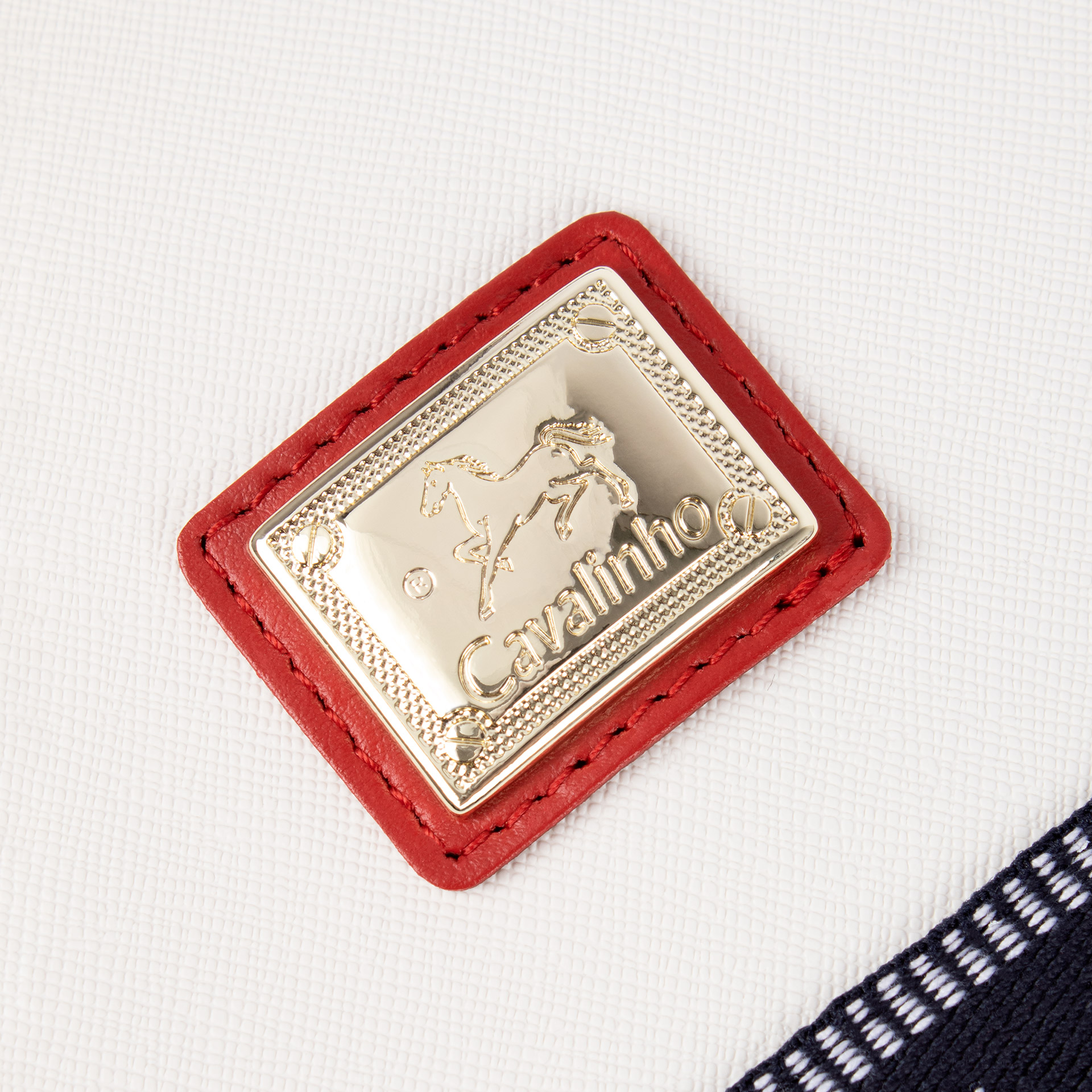 logo only by cavalinho branco