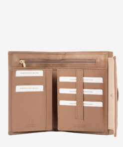 Carteira Cavalinho  Di Cavallo O acessório de moda que faltava! Carteira para documentos, tamanho médio. Design seguro e prático, garantindo proteção para tudo o que precisa. O seu estilo nunca foi tão prático!