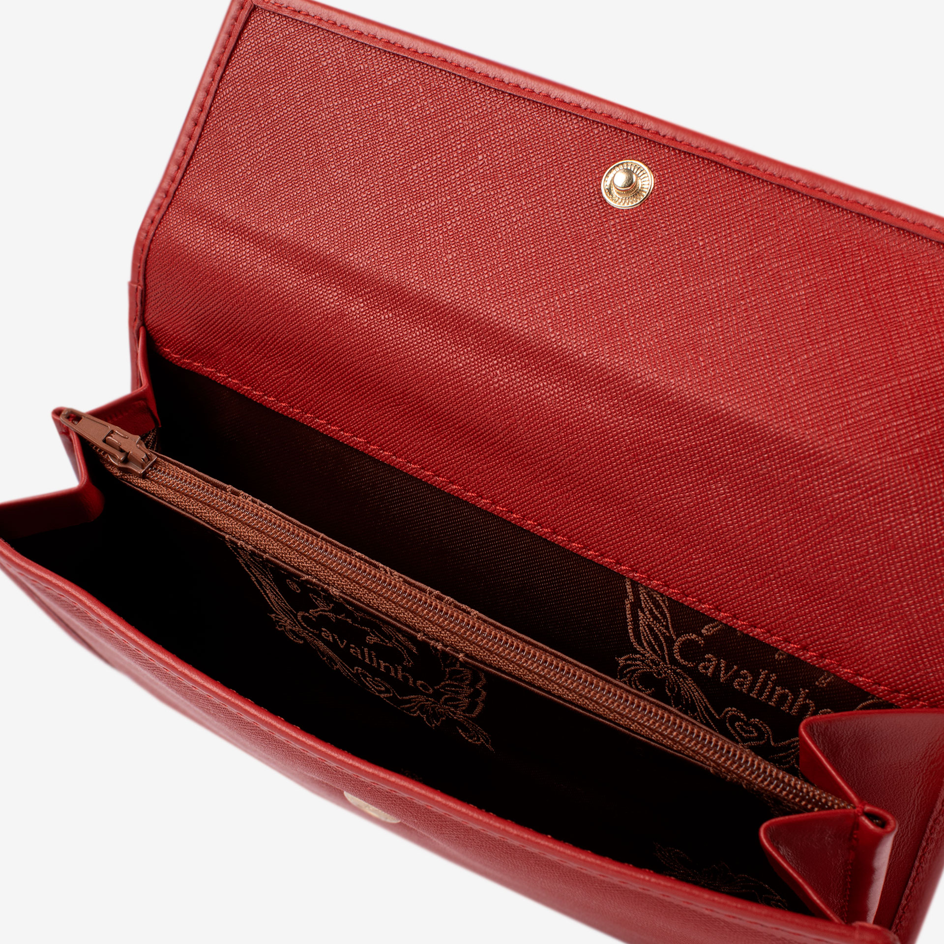 Carteira Cavalinho La Vie O acessório de moda que faltava! Carteira para documentos, tamanho médio. Design seguro e prático, garantindo proteção para tudo o que precisa. O seu estilo nunca foi tão prático!