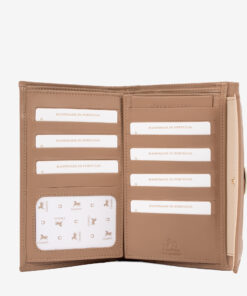 Carteira Cavalinho Di Cavallo Leve todos os seus documentos e mais! Carteira Cavalinho grande para senhora: organização superior imbatível. Ampla e com divisórias inteligentes para ter tudo sempre à mão. Um statement de moda que resolve a sua vida.