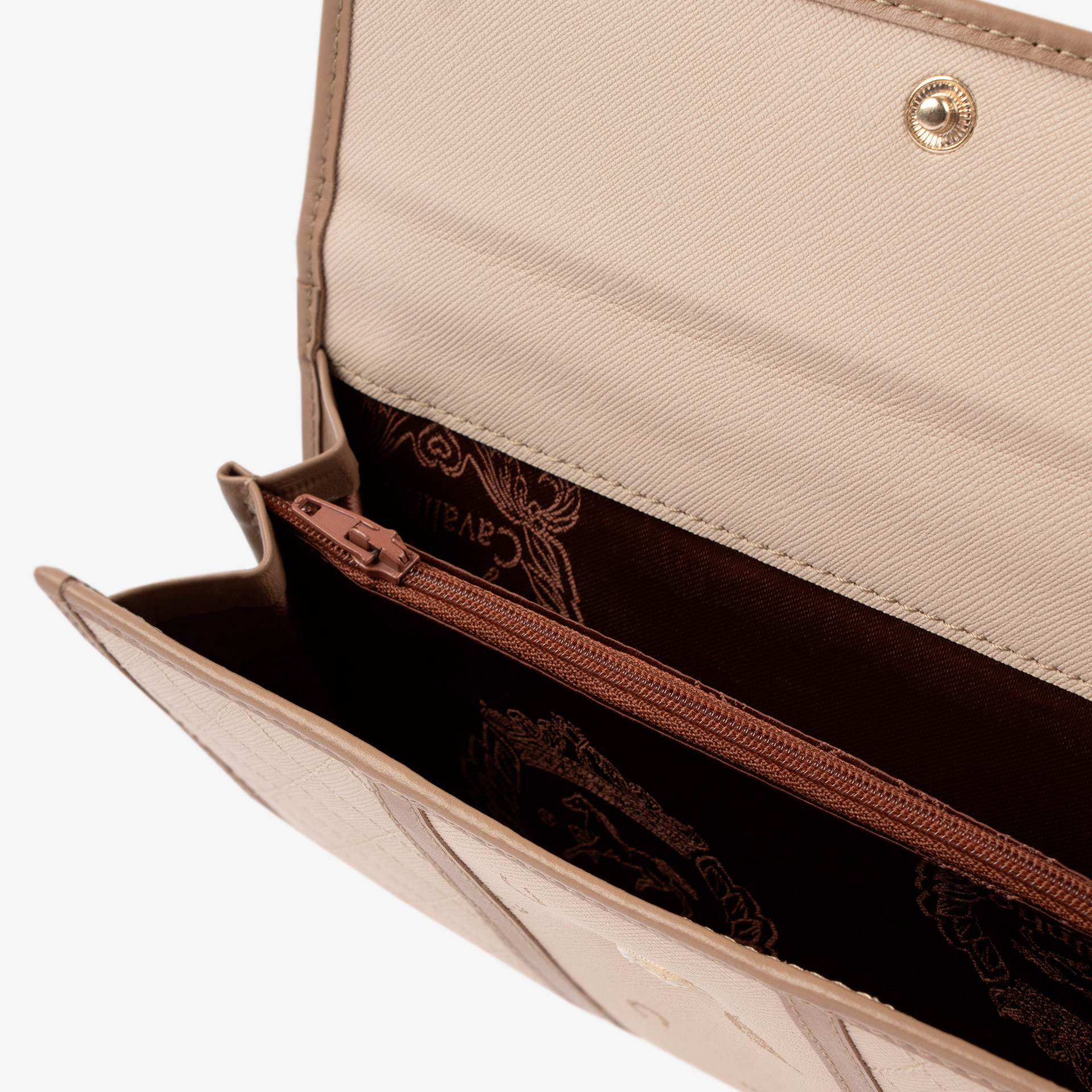 Carteira Cavalinho Di Cavallo Leve todos os seus documentos e mais! Carteira Cavalinho grande para senhora: organização superior imbatível. Ampla e com divisórias inteligentes para ter tudo sempre à mão. Um statement de moda que resolve a sua vida.