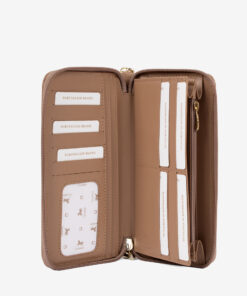 Carteira Cavalinho  Di Cavallo O acessório de moda que faltava! Carteira para documentos, tamanho grande. Design seguro e prático, garantindo proteção para tudo o que precisa.O seu estilo nunca foi tão prático!