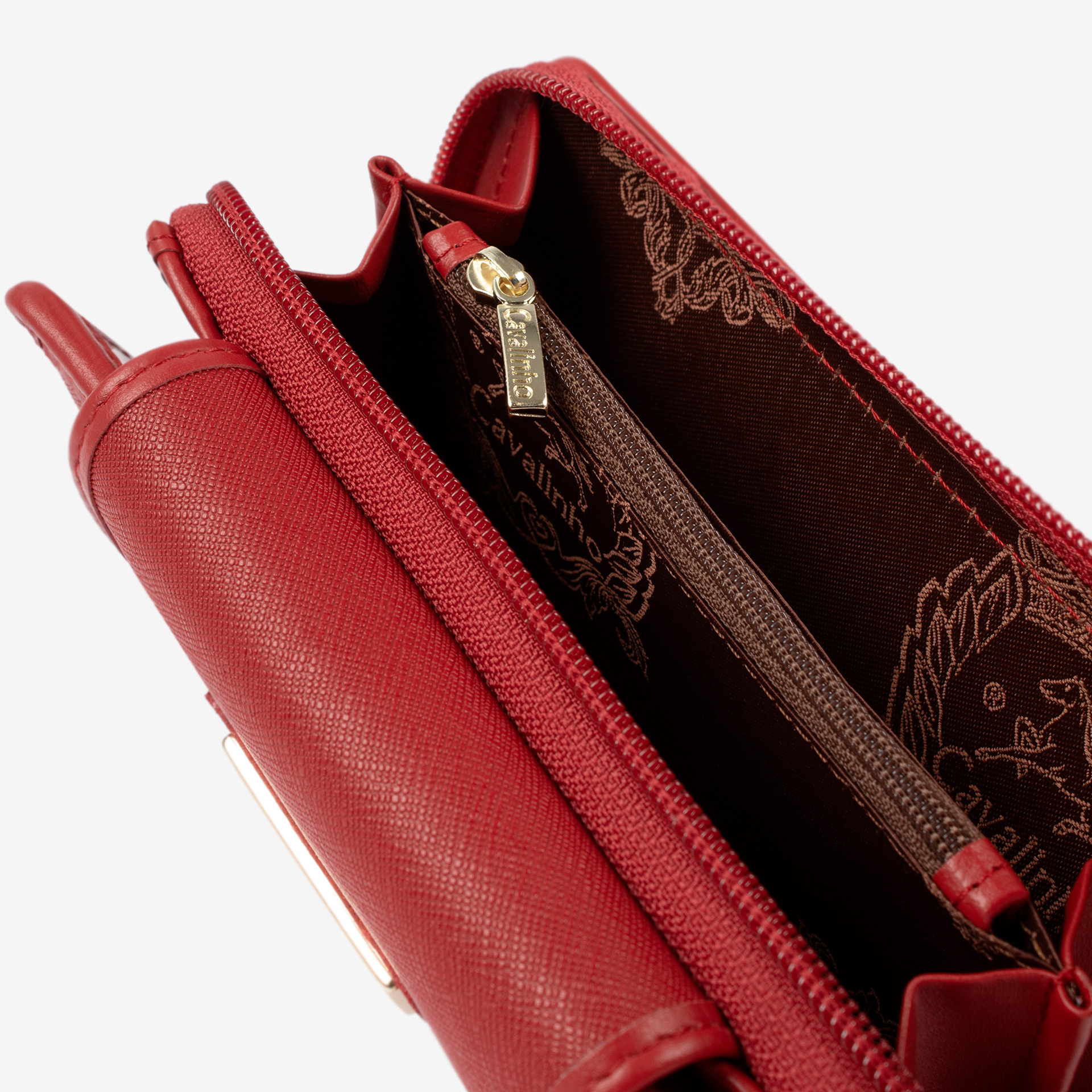 Carteira Cavalinho La Vie O acessório de moda que faltava! Carteira para documentos, tamanho médio. Design seguro e prático, garantindo proteção para tudo o que precisa. O seu estilo nunca foi tão prático!