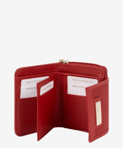 Carteira Cavalinho La Vie Essencialismo e moda. Carteira de documentos Cavalinho pequena com design inteligente e elegante. Tenha o essencial sempre à mão sem volume extra. Perfeita para malas pequenas.