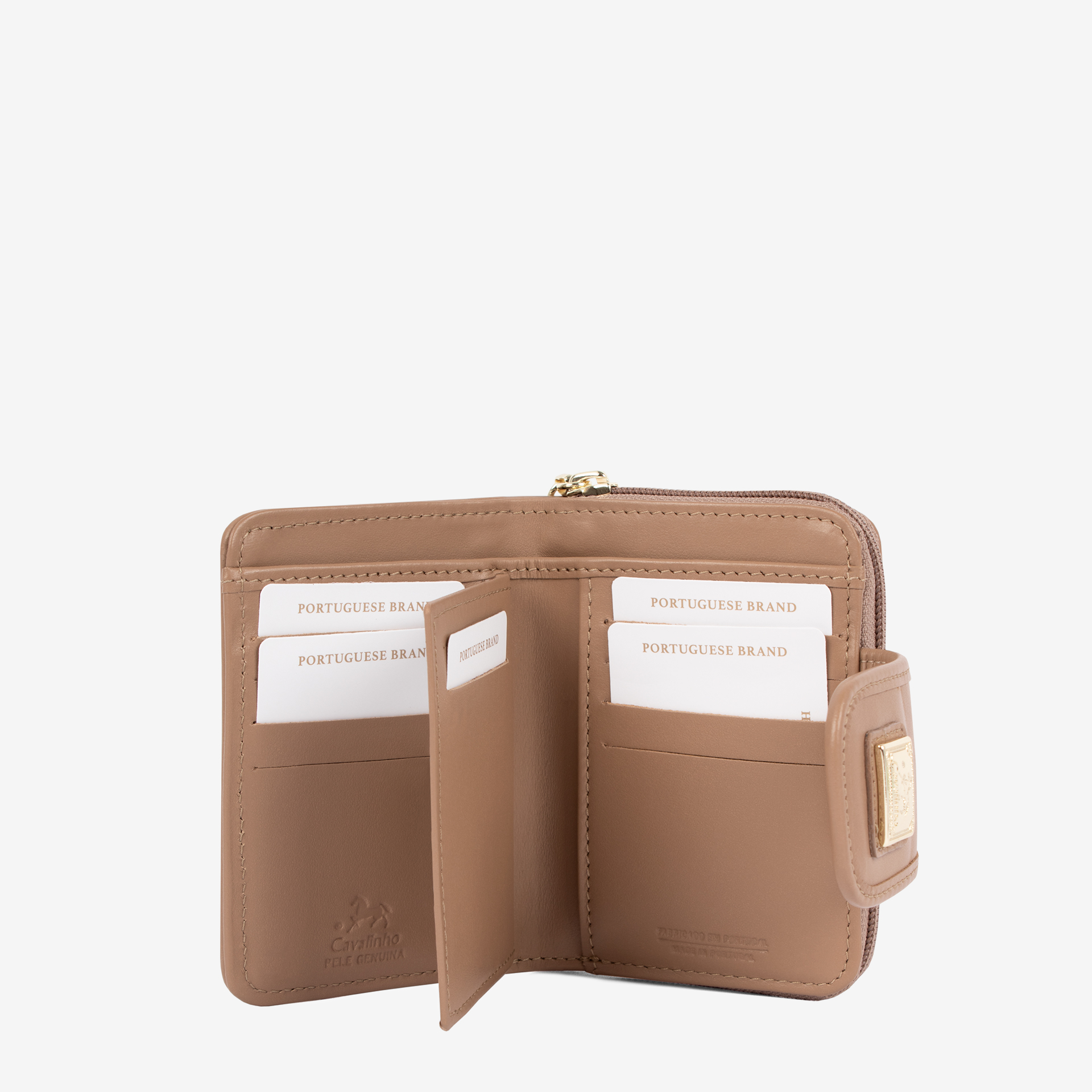 Carteira Cavalinho Di Cavallo Essencialismo e moda. Carteira de documentos Cavalinho pequena com design inteligente e elegante. Tenha o essencial sempre à mão sem volume extra. Perfeita para malas pequenas.