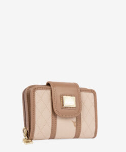 Carteira Cavalinho Di Cavallo Essencialismo e moda. Carteira de documentos Cavalinho pequena com design inteligente e elegante. Tenha o essencial sempre à mão sem volume extra. Perfeita para malas pequenas.