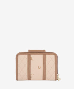 Carteira Cavalinho Di Cavallo Essencialismo e moda. Carteira de documentos Cavalinho pequena com design inteligente e elegante. Tenha o essencial sempre à mão sem volume extra. Perfeita para malas pequenas.