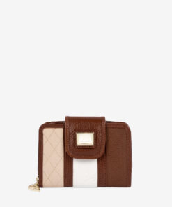 Carteira Cavalinho Sublime Essencialismo e moda. Carteira de documentos Cavalinho pequena com design inteligente e elegante. Tenha o essencial sempre à mão sem volume extra. Perfeita para malas pequenas.