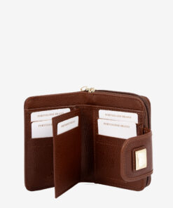 Carteira Cavalinho Sublime Essencialismo e moda. Carteira de documentos Cavalinho pequena com design inteligente e elegante. Tenha o essencial sempre à mão sem volume extra. Perfeita para malas pequenas.