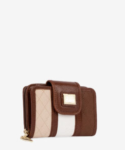 Carteira Cavalinho Sublime Essencialismo e moda. Carteira de documentos Cavalinho pequena com design inteligente e elegante. Tenha o essencial sempre à mão sem volume extra. Perfeita para malas pequenas.