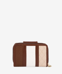 Carteira Cavalinho Sublime Essencialismo e moda. Carteira de documentos Cavalinho pequena com design inteligente e elegante. Tenha o essencial sempre à mão sem volume extra. Perfeita para malas pequenas.