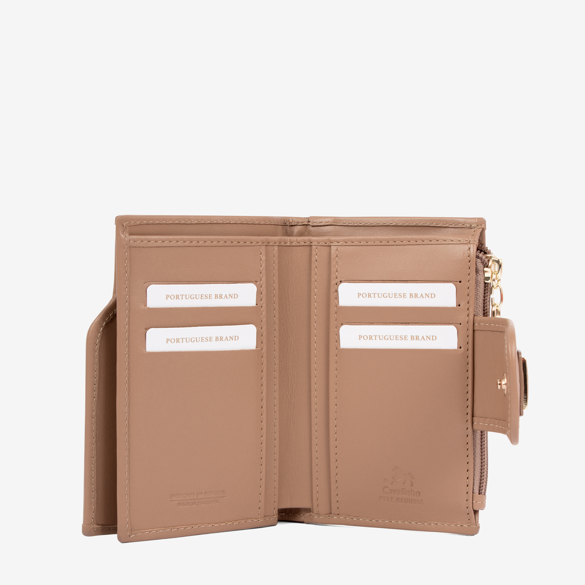 Carteira Cavalinho Di Cavallo O acessório de moda que faltava! Carteira para documentos, tamanho médio. Design seguro e prático, garantindo proteção para tudo o que precisa. O seu estilo nunca foi tão prático!