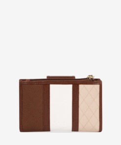 Carteira Cavalinho Sublime O acessório de moda que faltava! Carteira para documentos, tamanho médio. Design seguro e prático, garantindo proteção para tudo o que precisa. O seu estilo nunca foi tão prático!